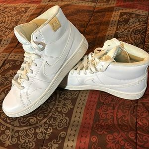 Nike / White / Womens 9